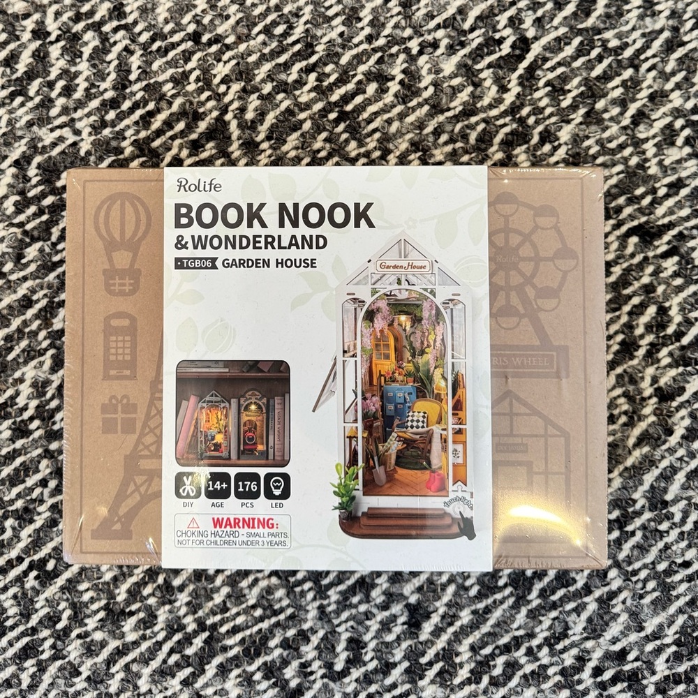 Rolife Book Nook & Wonderland Garden House miniature building kit